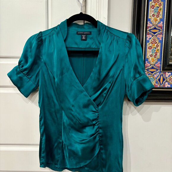 Elegant short sleeves blouse Banana Republic. 95% silk. V neck. Size 2P. - Picture 12 of 13